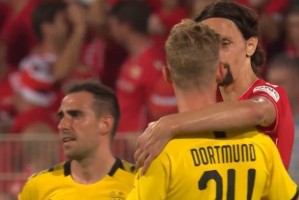  德甲黑马弗赖堡爆冷击败拜仁引热议  