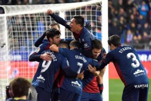  曼联防线送礼遭保级队羞辱  