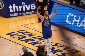  库里单场14记三分破纪录，勇士狂胜雷霆53分  