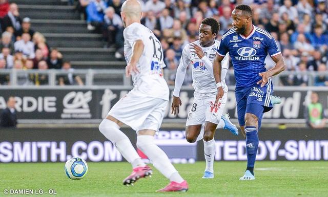  布雷斯特爆冷击败里昂撼动欧冠格局  